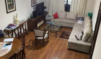 Sobrado com 3 quartos, sendo 1 suíte, 2 vagas de garagem e amplo quintal.