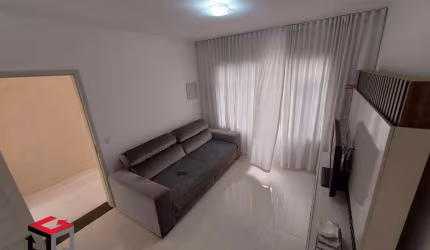 Sobrado totalmente reformado, com 3 quartos, sendo 1 suíte.