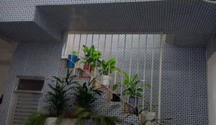 Prédio à venda com 5 apartamentos e 4 vagas de garagem