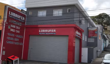 Prédio comercial com 1 salão trifásico de 200m mais 5 salas. Alugados! Pra investidor é ótimo.