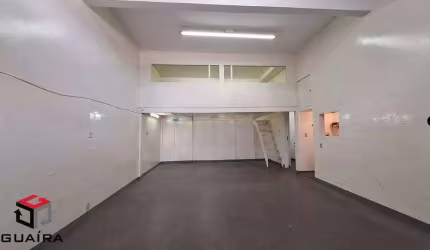 Sobrado com salão comercial, duas casas com entradas independentes, no bairro Vila Alto de Santo André/SP.