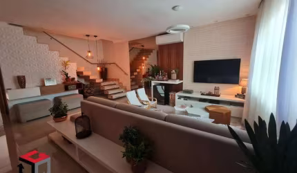 Sobrado Saúde com 160 m², 3 suítes, cozinha com armários, 2 vagas de garagem, ar condicionado, aquecimento solar e aquecedor central, cerca elétrica,