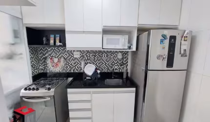 Apartamento 2 quartos, 1 banheiro, 1 vaga com varanda e lazer completo, repleto de armários, fácil acesso as marginais. Marque sua visita.