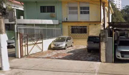 Sobrado com 280m² localizado no Bairro de Santo Amaro em São Paulo - SP.