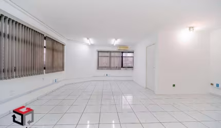 Ótima sala comercial á venda no Bosque da Saúde com 1vaga de garagem.