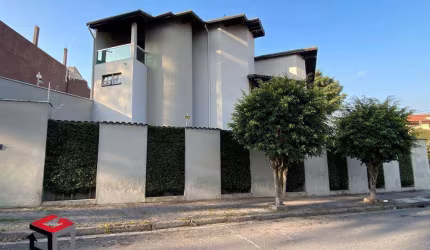 Sobrado à venda 3 quartos 1 suíte 6 vagas Metalúrgica - Santo André - SP