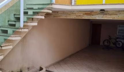Sobrado á venda com 3 pavimentos, 3 quartos com 3 suítes, 6 banheiros, 3 vagas, Área Gourmet com lavabo, churrasqueira, Cozinha planejada.