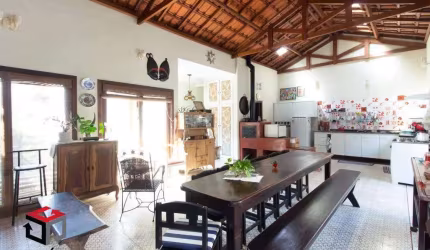 Maravilhosa e espaçosa casa á venda com 3 quartos no Planalto Paulista.
