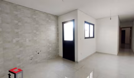 Apartamento tipo, novo, com elevador, suíte e quintal.