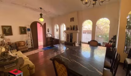 Casa térrea em Vila com Segurança 24h. Duas suítes, sala dois ambientes e 2 vagas.