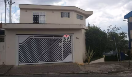 Sobrado com 240m² localizado na Vila Scarpelli em Santo André- SP.