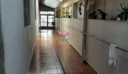 Amplo Imóvel com salão comercial - Ideal para clinica médica