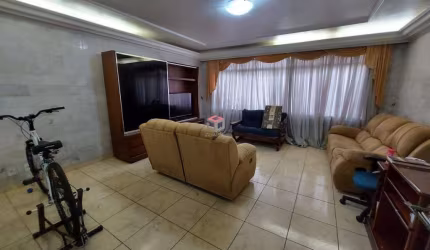 Sobrado perfeito para quem procura bastante espaço em uma excelente localização!