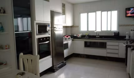 Sobrado com 244 m² localizado no Bairro Campestre em Santo André/SP.