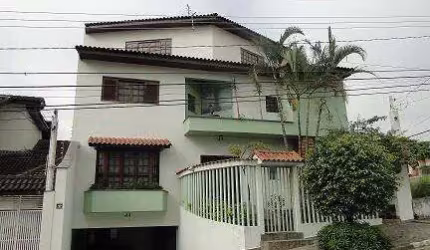 Sobrado amplo com 630m² localizado no Parque dos Pássaros em São Bernardo do Campo- SP.