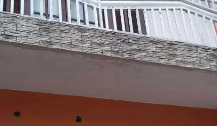 Sobrado com 264 m² localizado no Jardim das Maravilhas em Santo André/SP.