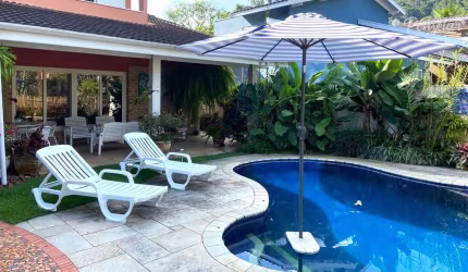 Casa em condomínio fechado com 5 dormitórios, suíte, piscina e área gourmet.