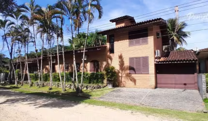 Casa em condomínio fechado com 6 suítes, piscina e área gourmet.