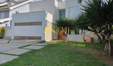 Casa no cond. Esplanada do Sol com 4 suítes  e piscina