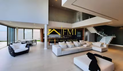 Casa de 480m², 3 suítes e piscina no Alphaville II Urbanova