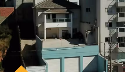 Casa com 3 dormitórios e uma salão comercial