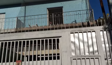 Apartamento com boa localização em avenida, fácil acesso a comércios. Perfeito para famílias.