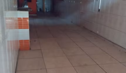 Prédio comercial com apartamento no piso superior