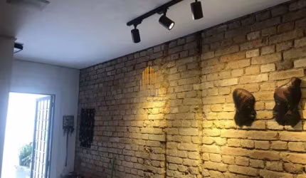 CASA À VENDA - BEM LOCALIZADA - 130M² - 4 QUARTOS, COZINHA, SALA, 3 BANHEIROS ÁREA DE SERVIÇO E VAGA