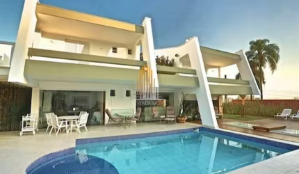 Alto de Pinheiros - Casa Sobrado de 471m² com 4 dormitórios sendo 2 suítes e 6 vagas de garagem.