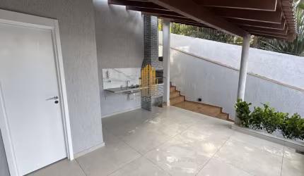 CASA ASSOBRADADA , COM 3 DORMITÓRIOS SENDO SUITES COM VARANDA , 2 VAGAS Á VENDA NO BAIRRO BELA VISTA