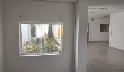 CASA ASSOBRADADA PARA USO COMERCIAL DE 320M², SUMARE- SALA DE ESTAR,ESCRITORIO E CINCO VAGAS Á VENDA