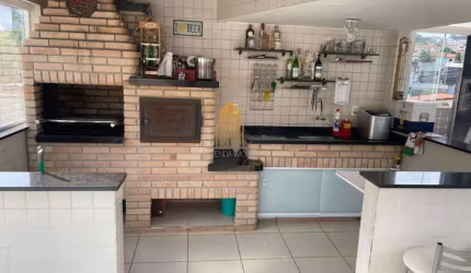 Jardim da Glória - Casa de 260m² com 3 dormitórios sendo 2 suítes, 5 banheiros e 1 vaga de garagem.
