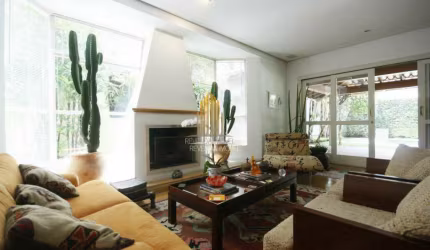 CASA ASSOBRADADA DE 492M², POSSUI 3 DORM (3 SUÍTES), 1 SALA E 4 VAGAS, À VENDA EM ALTO DE PINHEIROS.