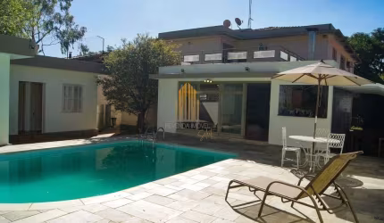 CASA ASSOBRADADA COM 377M²  4 Dormes, 2 suites,  4 Vagas. No Bairro  ALTO DE PINHEIROS.  CASA á vend