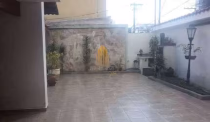 Casa Assobradada com 465m². 04 Dormitórios,  03 Banheiros e  06 Vagas.  No bairro -  Jabaquara, SP.