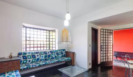 Indianópolis - Casa Assobrada com 192m² 3 dormitórios, 2 banheiros e 2 vagas de garagem.