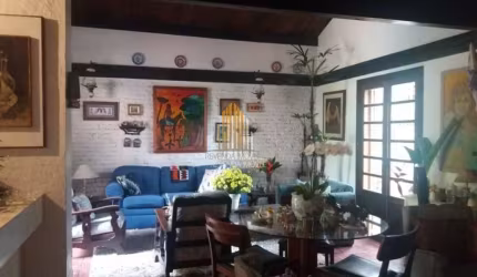 Santo Amaro - Casa Assobradada com 220m² 3 dormitórios, 1 suíte, 4 banheiros e 2 vagas de garagem.