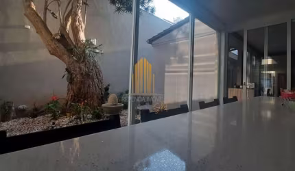 Bosque da Saúde - Casa Assobradada com 230m², 3 suítes, 5 banheiros e 2 vagas de garagem.