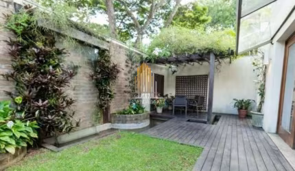 Campo Belo- Casa Assobradada residencial com 380m², com 3 suítes  e 5 banheiros e 2 vagas de garagem
