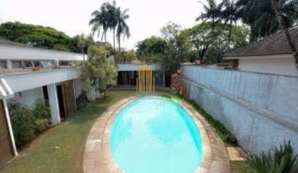 Casa Assobradada com 600m². 4 Dormitórios , 6 banheiros e 4 vagas de garagem.  No bairro - Brooklin.