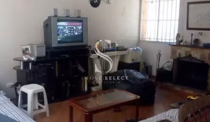 CIDADE ADEMAR - CASA TÉRREA COM 300M², POSSUINDO 4 DORMITÓRIOS SENDO 1 SUÍTE, 1 SALA E 3 VAGAS.