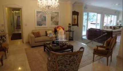 SOBRADO RESIDENCIAL DE 937M², POSSUI 5 DORM (5 SUÍTES), 3 SALAS, E 6 VAGAS, À VENDA EM CAMPO GRANDE.