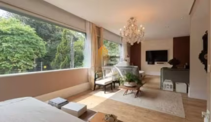 Pacaembu, Casa Residencial de 657m² com 4 dormitórios, 3 suítes, 8 vagas.