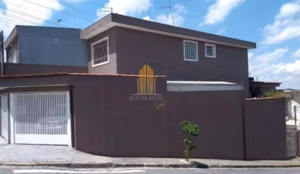 SACOMÃ - CASA DE 140m² COM 2 QUARTOS, 2 BANHEIROS, QUINTAL E 2 VAGAS.