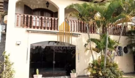 CASA ASSOBRADADA EM ALTO DA LAPA DE 650m² COM 4 SUITES, 5 BANHEIROS, PISCINA E 5 VAGAS Á VENDA