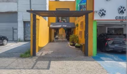 Sobrado Comercial em Indianópolis de 240m² com 5 salas, 4 banheiros e 1 vaga á venda