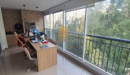 Apartamento 215m²,  3 suítes e um quarto solteiro, cozinha ampla, sala de estar e jantar ampla . Con