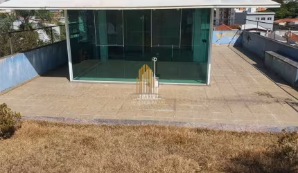 Prédio Comercial de 800m² sendo 250m² de estacionamento 10 vagas em Santo Amaro - São Paulo.