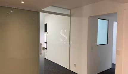 Conjunto comercial dividido em 6 salas, ar condicionado, copa e depósito.