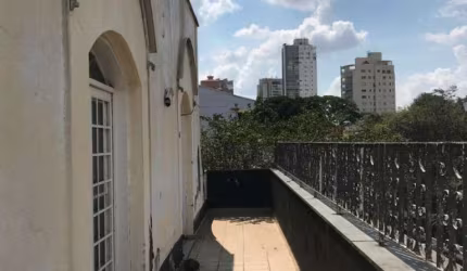 Lapa, Sobrado de 558m² com 3 suítes, 3 banheiros, 6 vagas.